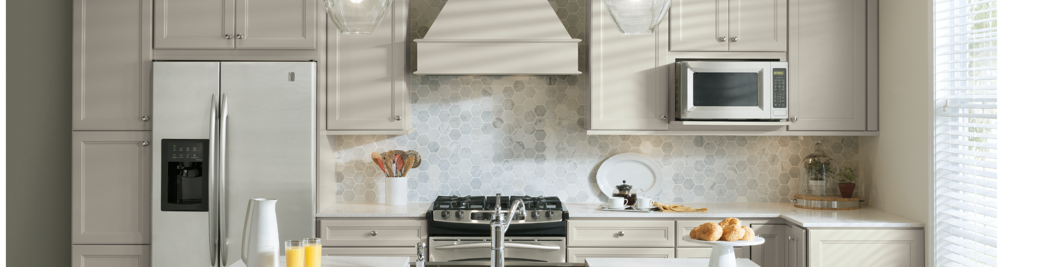 White kitchen with hexagon backsplash
